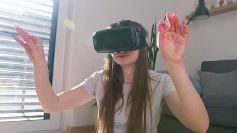 Frau-Mit-VR-Brille-Interagiert-Mit-Der-Virtuellen-Umgebung